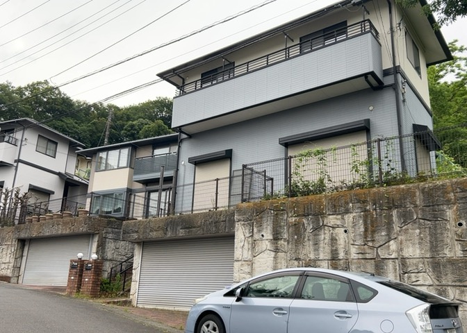 住宅用の土地では前面道路に2m以上接していなければならないと法律で定められています。しかし、お持ちの車のサイズやライフスタイルなどにより、2mでは利便が悪い場合もございますので、事前に確認しましょう。
