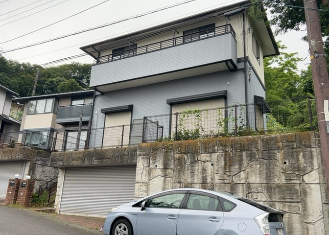 お持ちの車種によっては前面道路が広い方が便利でしょう。しかし、前面道路が広ければその分交通量が多くなるため、騒音などが気になる場合があります。実際に現地を見学し、周辺交通量や騒音などを確認しましょう！