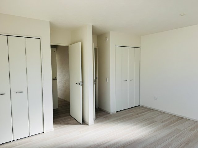 ～2階10.8帖の洋室　5.4帖ずつの洋室2部屋に間仕切りが可能な2ドア1ルーム仕様～