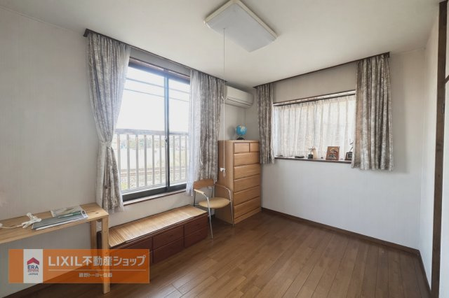 2面採光の明るい室内。出窓にはちょっとしたインテリアも飾れます。