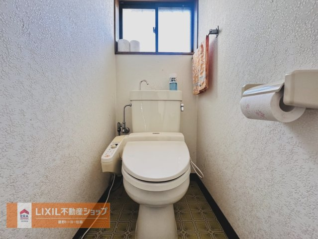 白を基調としたトイレ。小窓もあるので換気も出来て臭いの心配いりません