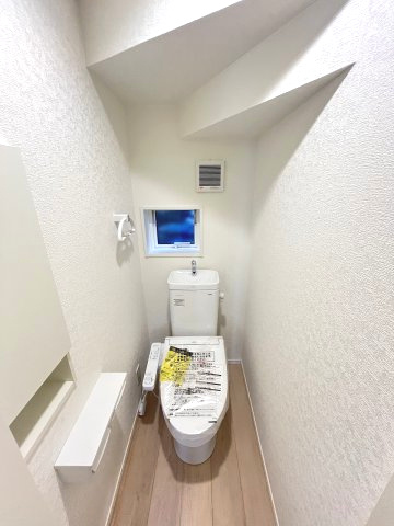 施工例。1階のトイレです。施工例は完成時と異なる場合があります。