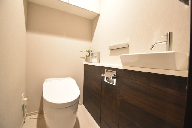 自動でトイレの蓋が開きます。