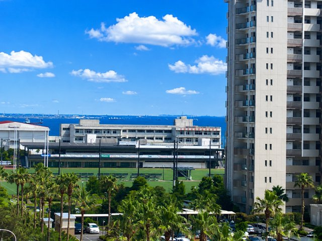 バルコニーより左方向に東京ベイを観ることができます。