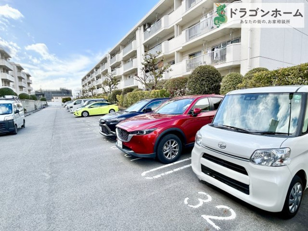 【西城住宅　1号棟の敷地内駐車場】