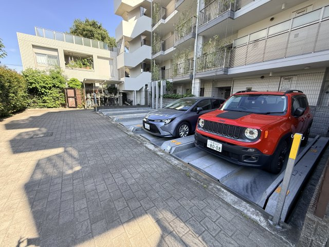 機械式駐車場完備。