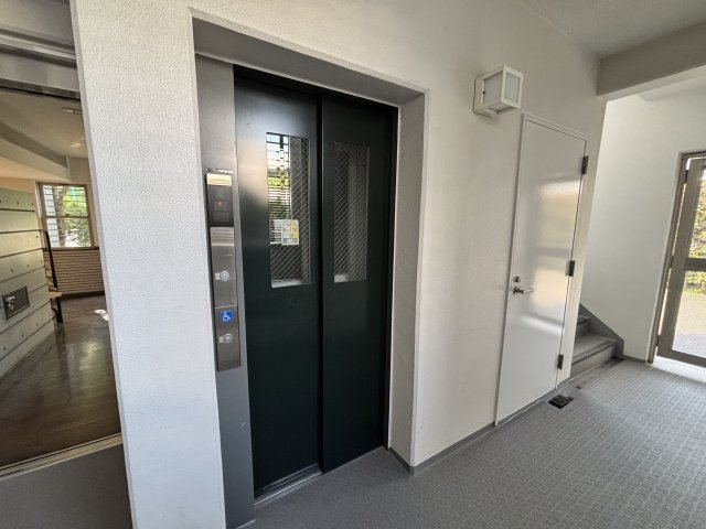 エレベーター付きですので、荷物運びや階の上り下りも楽チンです。