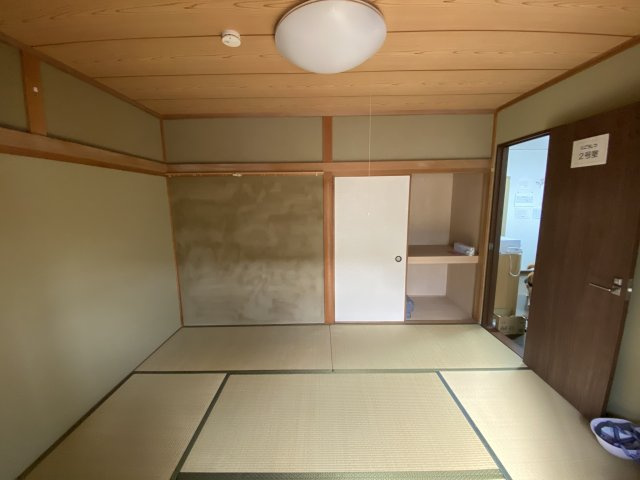 「2号室」として運用されている、畳の香りが心地よい和室。大型の収納スペースを備えており、入居者様の荷物もしっかり収まります。