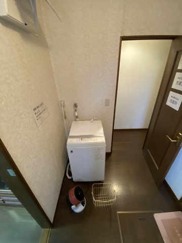 洗濯機置き場周辺も整然としており、運営事業者による適切な管理体制が建物の劣化を防いでいます。