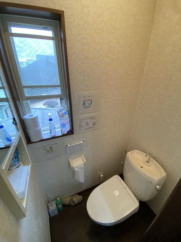 窓からの採光で明るく衛生的なレストルーム。