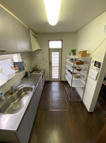 作業動線を考慮した機能的なシステムキッチン。複数人での調理も快適な広さを確保しています。