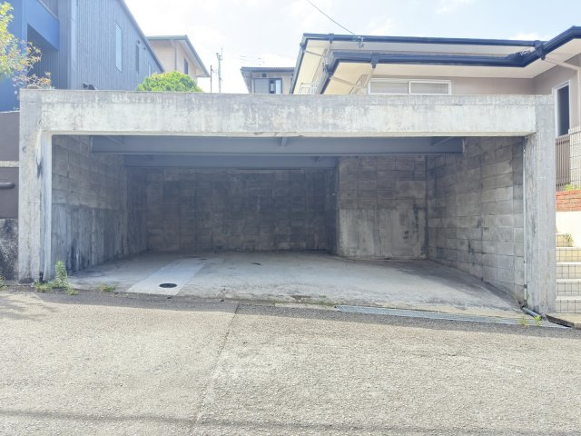 間口6.1m（奥行深側4.3m、浅側1.8m）、奥行最大5.5m、最小3.5m、高さ最低1.85ｍ。