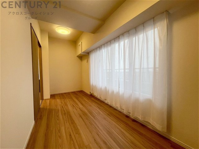 大きな窓が設置された洋室です。