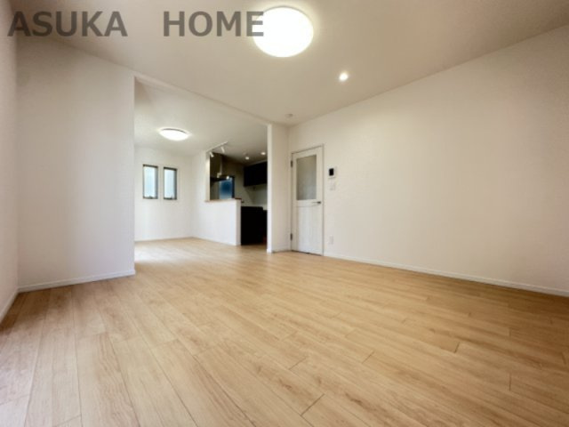 大きく開いた窓からは、明るい陽射しが射し込み風も良く抜けるので心地良い空間になってます。