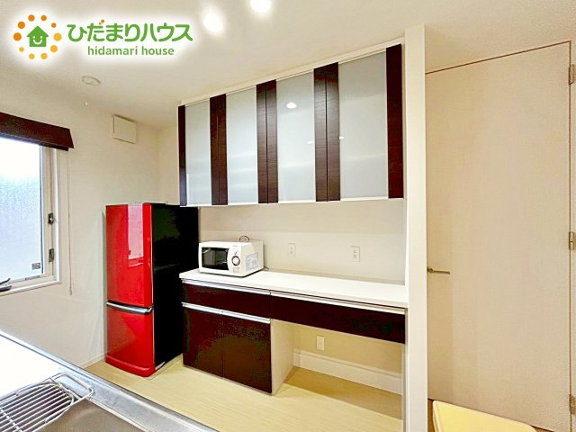 収納もたっぷり御座います。お食事の準備をしながらご家族との会話を楽しめます。キッチン近くに水回りも集中しているので、家事の動きがらくちんです