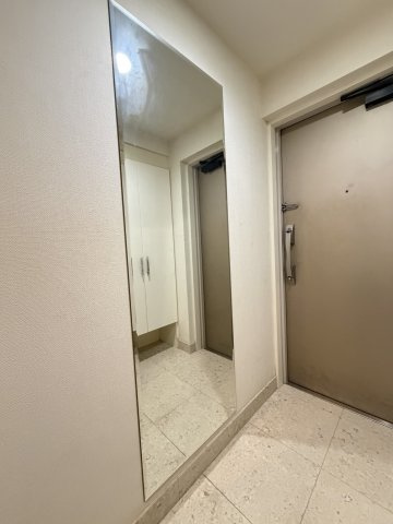 収納力・姿見がある玄関スペース