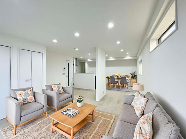 大きな窓で日当たり良好♪広いリビングはご家族でゆっくりくつろぎたい方にオススメです！　※　CGで家具を配置しています