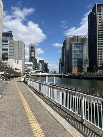 周辺には川を望みながら楽しめる散歩道がございます。