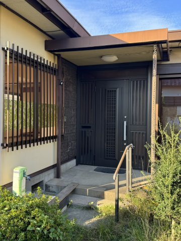 ゆったりとした玄関。玄関ドア交換済です。奥行きのあるポーチで雨の日も安心です。