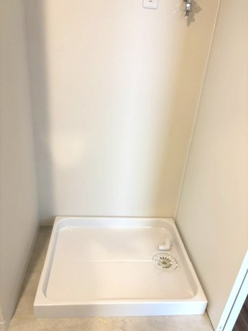 【室内洗濯機置場】リフォーム済みの綺麗な洗濯機置場！水漏れを防ぐ防水パン付きで安心です。洗面室内にあるため脱衣から洗濯への動線がスムーズ。清潔感のある空間で毎日の家事効率もアップします