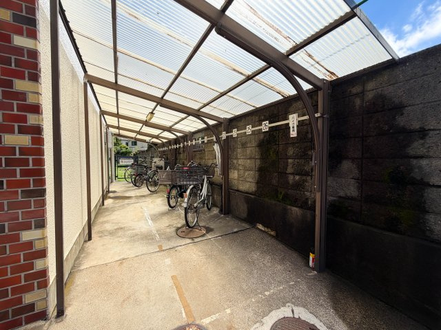 屋根付きの駐輪場です