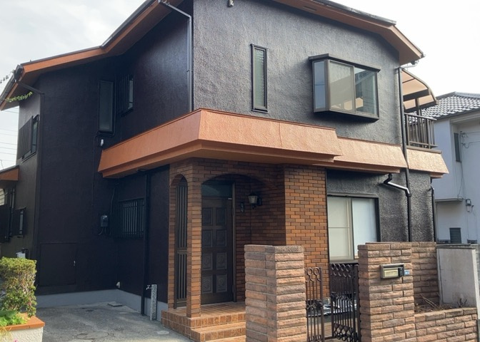 住宅用の土地では前面道路に2m以上接していなければならないと法律で定められています。しかし、お持ちの車のサイズやライフスタイルなどにより、2mでは利便が悪い場合もございますので、事前に確認しましょう。