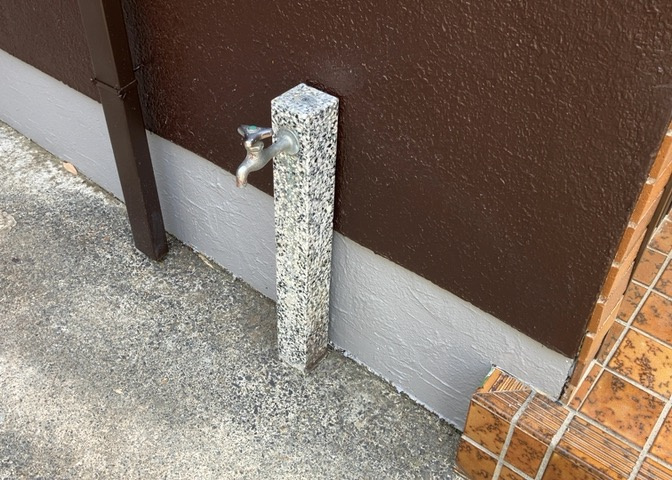 敷地内に散水栓や立水栓があると便利です。水道水を直接利用できるため、水を運ぶ手間を省くことが出来ます。大量の水を必要とする洗車作業や清掃などに役立ちます。その他設備とあわせて、現地でご確認ください。