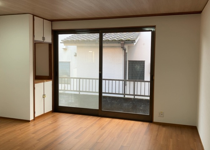 リビングの間取りの種類は大きくわけてリビングとダイニングが別になっているタイプ、リビングダイニング一体型です。どちらも一長一短ですので、家を選ぶ時はその両面をチェックして決めるようにしましょう。