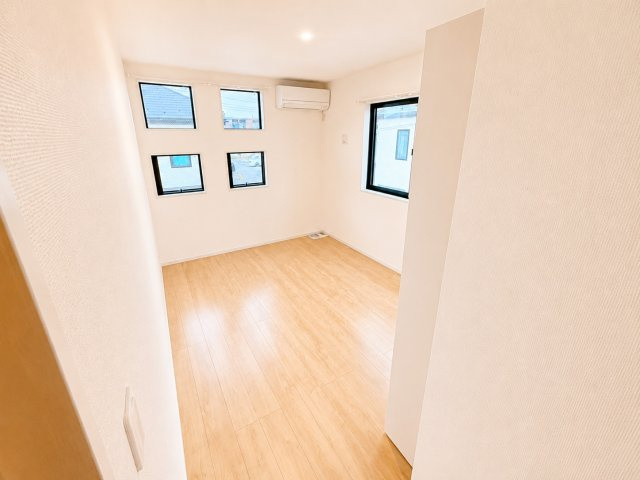 AC完備の四つの窓がおしゃれです、各部屋にCLがあります
