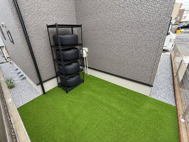 裏庭にはタイヤを置いたり物置を置くスペースが十分にあります