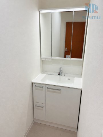 【洗面室】身支度に便利な3面鏡タイプの洗面台。鏡裏には収納スペースを備えており、洗面まわりの小物もすっきりと整理できます。