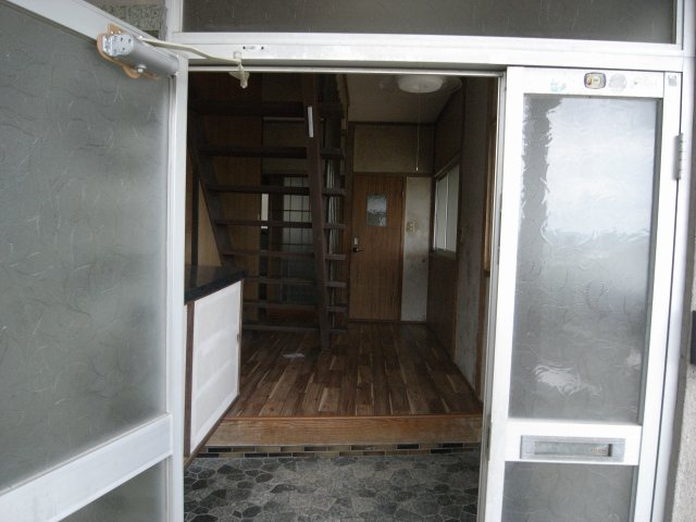 広々とした玄関スペースは、モダンなスリット階段と木目調フローリングが印象的。ガラス戸から差し込む自然光で明るく、開放感のある雰囲気が魅力です。リフォームにより、スタイリッシュな空間に再生可能です。