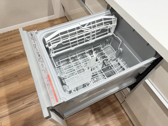 【食洗機】　ビルトイン食洗機付き。毎日の食器洗いの手間が減り、家族と過ごす時間にゆとりが生まれます。