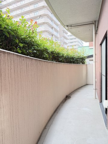 【バルコニー？】　植栽の緑を眺められるゆとりあるバルコニー。洗濯物を干したり外の空気を感じたりできます。