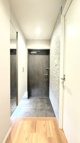 【玄関】　落ち着いた色調でまとめられた玄関。帰宅するたびにほっとできる、温かみのある空間です。
