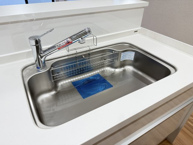 【シンク】　広々としたシンクとシャワー水栓で、大きなお鍋や食器の洗い物もスムーズに行えます。
