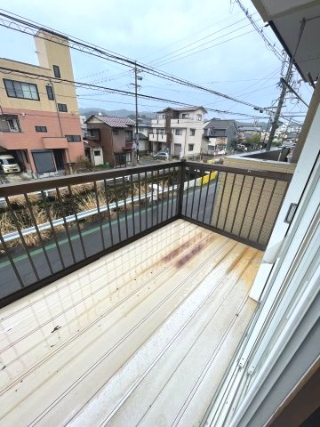 視界を遮る建物が少なく開放的です。手すり壁が備わっています