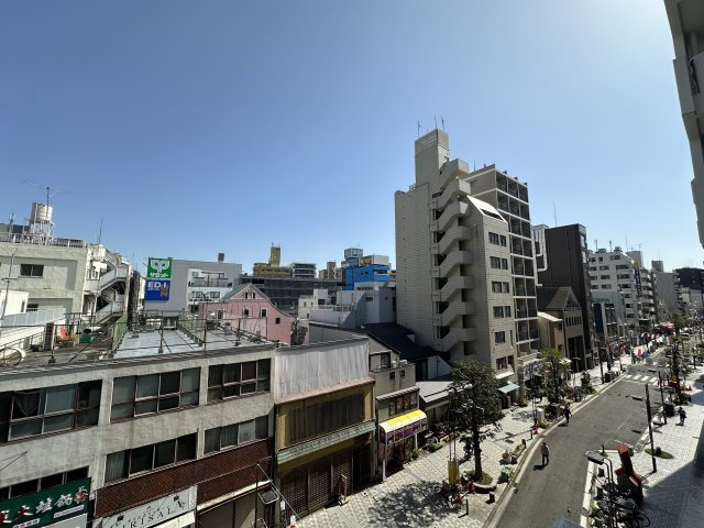 前面に遮るものがないので大空を見渡せるバルコニー、リビングまで日が差し込みますね