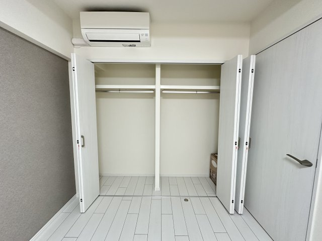 大型収納クローゼット付きのお部屋です。