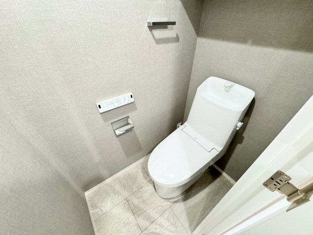 白を基調とした清潔感あるトイレ。毎日使う場所だからこそ、明るく整った印象が住まい全体の満足度を高めます。