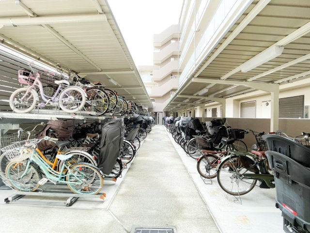 自転車置き場となります。スーパーをはじめ、徒歩1分圏内にスーパーがあり、食料品や日用品の買い物が便利にできます。