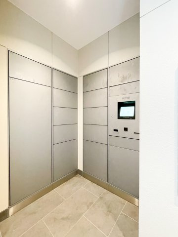 宅配ボックスがございますので、お仕事中や不在時にもお荷物を受け取ることができ便利です。