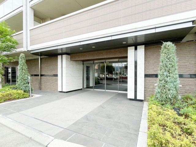 ホテルライクなエントランスの外観です。植栽による綺麗で落ち着いた景観が素敵です。
