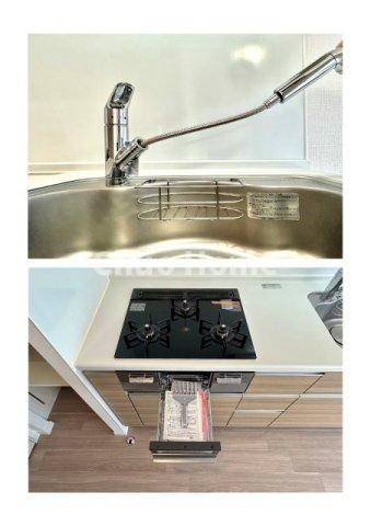 【キッチン水栓】キッチン水栓はシャワーヘッドが伸びますのでシンクの隅々まで届きます。【三ツ口コンロ】奥様に好評な三ツ口コンロと魚焼きグリルです。