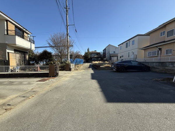 【笛吹市石和町上平井　売地の前面道路含む現地写真】