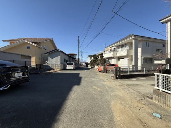 【笛吹市石和町上平井　売地の前面道路含む現地写真】