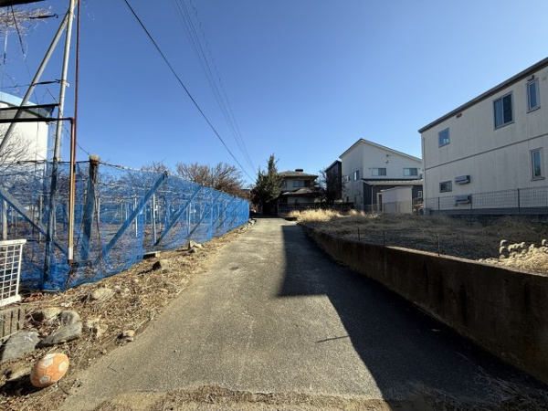 【笛吹市石和町上平井　売地の前面道路含む現地写真】