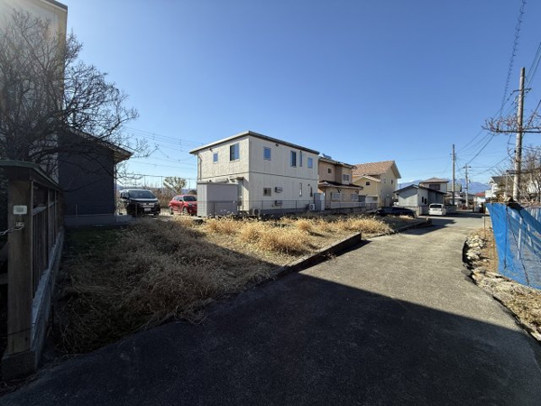 【笛吹市石和町上平井　売地の前面道路含む現地写真】