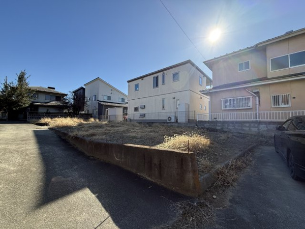 【笛吹市石和町上平井　売地の前面道路含む現地写真】