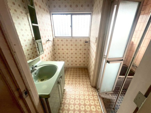 窓が大きく、明るく換気もできる洗面室♪
